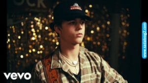 Read more about the article Old Habits Lyrics – Waylon Wyatt | SadaLoog Lyrics