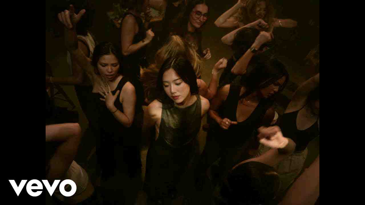 Read more about the article Fleeting Lyrics – (New Single Track by “Sarah Kinsley”)