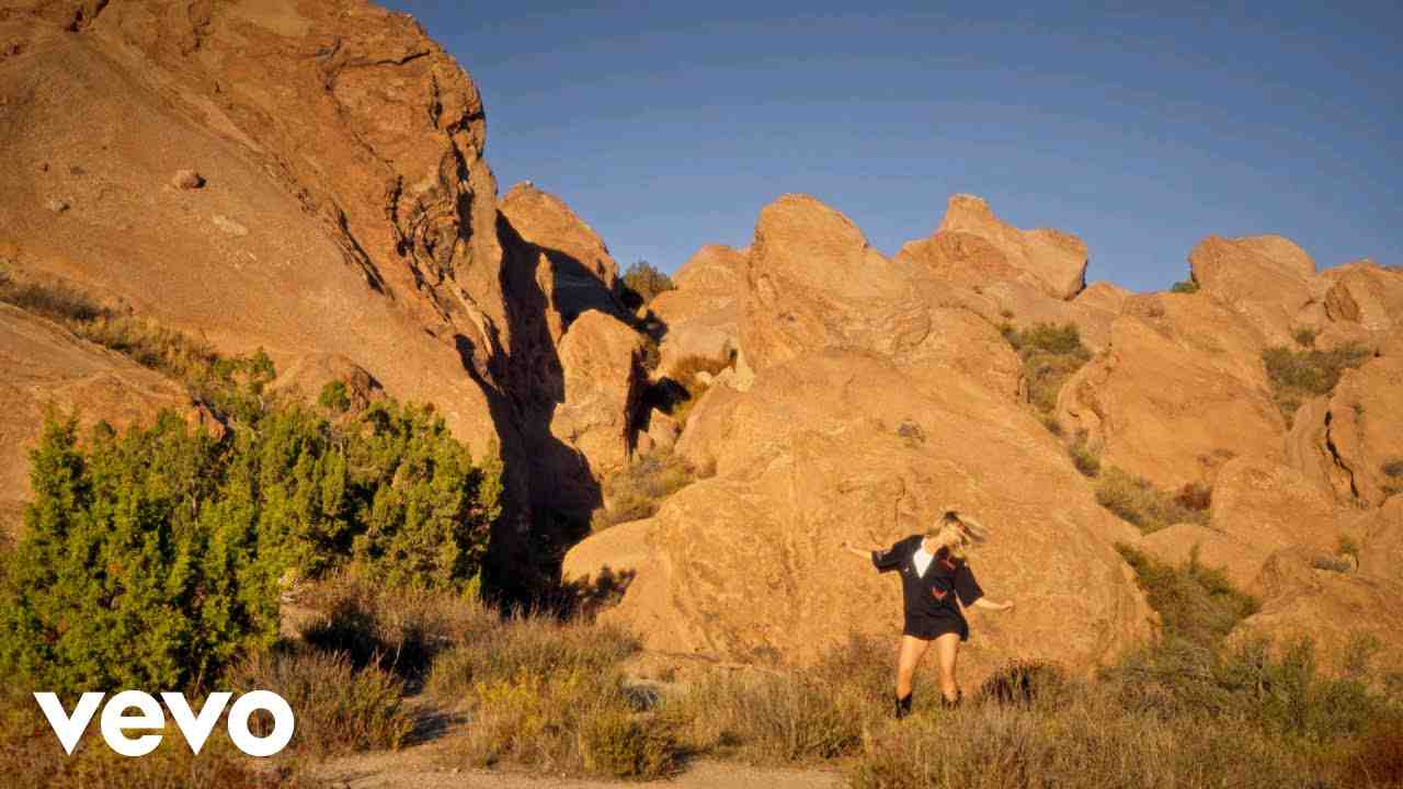 Read more about the article Sand & Stone Song Lyrics – Goldie Scott